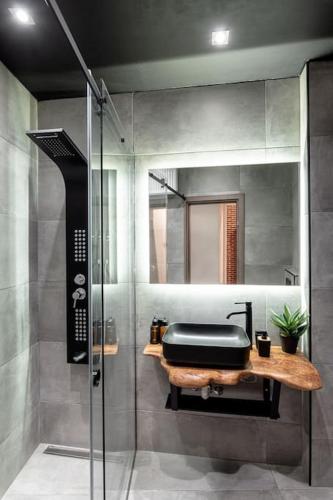 Stylish Urban Hideaway Near Athens Center & Metro