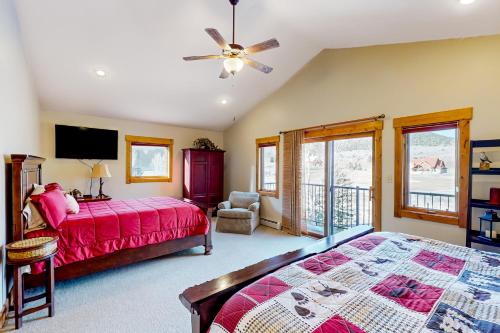 1 dormitorio con 1 cama con colcha roja en Cozy Mountain Retreat, en South Fork