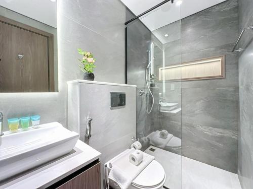 杜拜的住宿－Key View - Laya Heights，浴室配有卫生间、盥洗盆和淋浴。