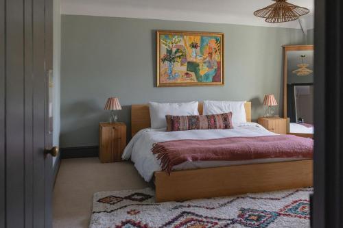 - une chambre avec un lit et une peinture murale dans l'établissement Park Cottage, à Sedgeford