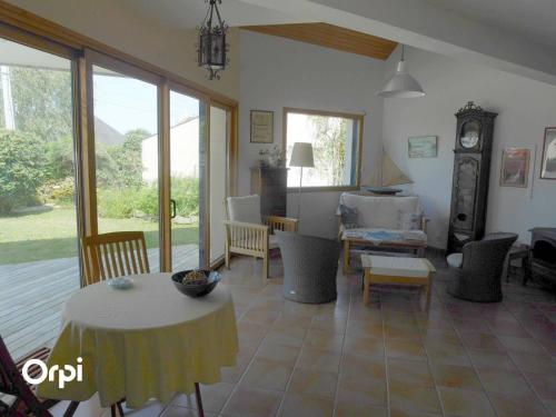 un salon avec une table et un canapé dans l'établissement REF 021 Maison 2 chambres proche commerces à louer pour les vacances, à Arzon