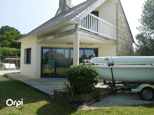 un bateau sur une remorque devant une maison dans l'établissement REF 021 Maison 2 chambres proche commerces à louer pour les vacances, à Arzon