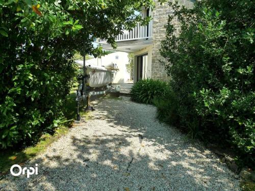 une passerelle devant une maison arborée dans l'établissement REF 021 Maison 2 chambres proche commerces à louer pour les vacances, à Arzon