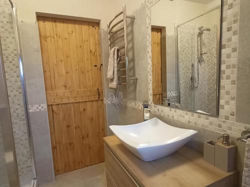 a bathroom with a sink and a shower at Apartment with pool Aircon & mountain views in Gallinaro