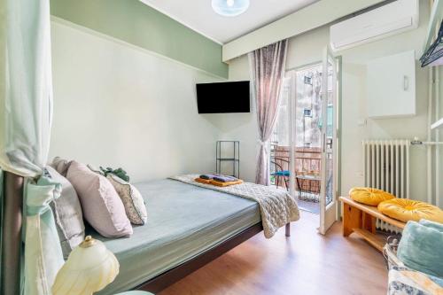 Ágios Rókkos的住宿－Corfu Central Casa Seniora Stamy，带沙发和窗户的客厅