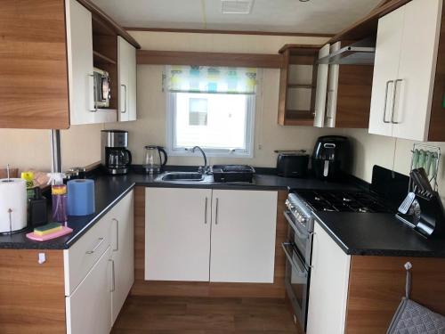 MelidenにあるTwo x 8 Berth static caravan on Lyons Robin Hood Rhyl North walesのギャラリーの写真