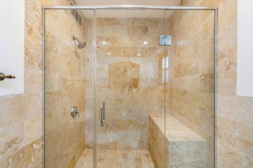 y baño con ducha y puerta de cristal. en George Town Villas 118, en George Town