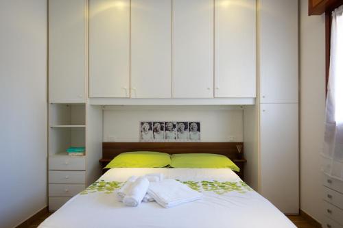 Postel nebo postele na pokoji v ubytování Prestige Garda Home - La Madonnina