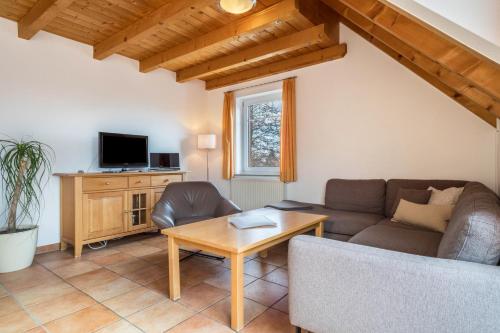 ein Wohnzimmer mit einem Sofa und einem Tisch in der Unterkunft Ferienwohnungen Apfelhof-bodensee in Kippenhausen