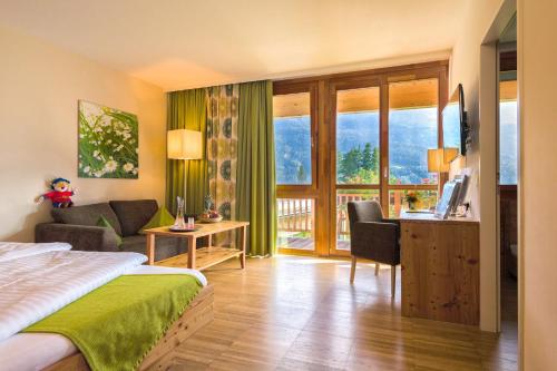 Postel nebo postele na pokoji v ubytování RAMSI euer Familienhotel