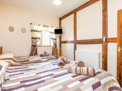 - 2 lits dans une chambre dotée de poutres en bois dans l'établissement The Carthouse, à Hereford