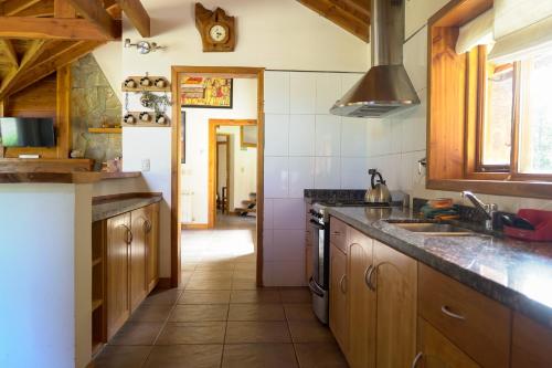 Kuchyň nebo kuchyňský kout v ubytování BOG La Florcita - hermosa cabaña familiar