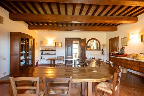 comedor con mesa de madera y sillas en Agriturismo Fattoria di Statiano, en Pomarance