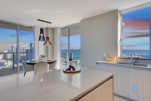 uma cozinha branca com vista para a cidade em Luxury 2Br Front Ocean Bay View Amazing Pools em Hollywood