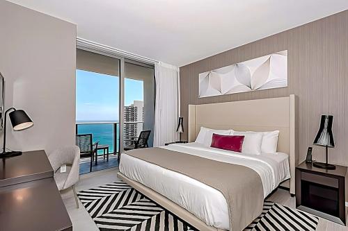 um quarto com uma cama grande e uma varanda em Oceanfront Balcony Enjoy Endless Views Hot Tub em Hollywood