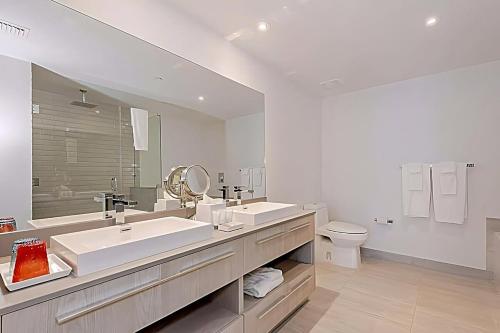 uma casa de banho branca com 2 lavatórios e um WC em Oceanfront Balcony Enjoy Endless Views Hot Tub em Hollywood