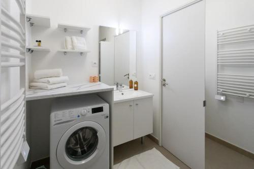 - une buanderie blanche avec un lave-linge dans l'établissement L17 Arenas Suite 3 balconies 5mins to the Sea, à Nice