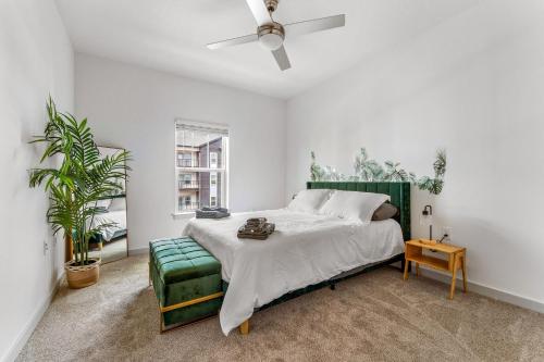 1 dormitorio con 1 cama y ventilador de techo en Lush Green Retreat 10 Min to Parks Pets Allowed, en Orlando
