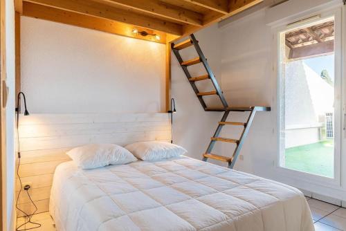 een slaapkamer met een bed met een ladder aan de muur bij La Terraza, T2 avec Clim, Parking, Port Marianne in Montpellier