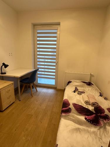 Ένα ή περισσότερα κρεβάτια σε δωμάτιο στο Przytulny apartament z dużym balkonem