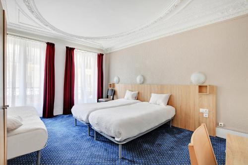 una habitación de hotel con 2 camas y cortinas rojas en Altona en París