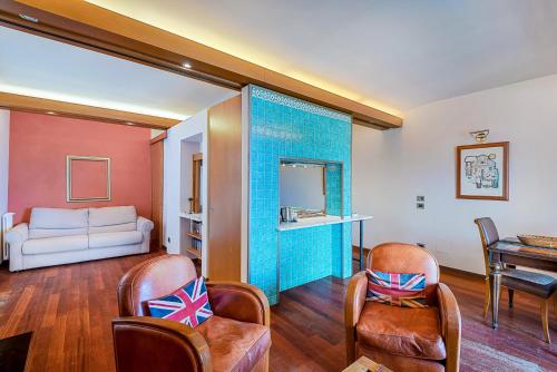ein Wohnzimmer mit einem Sofa und einem Tisch in der Unterkunft Casa di Enea in Gaeta