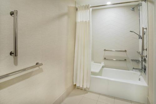 班戈的住宿－費爾菲爾德客棧班戈萬豪酒店，带浴缸、卫生间和淋浴的浴室。