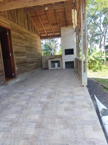 an empty patio of a house with a fireplace at Sitio maquine in Maquiné