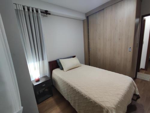 - une petite chambre avec un lit et une fenêtre dans l'établissement Excelente ubicación y cómoda estadía, à La Paz