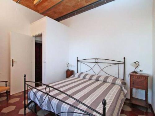 a bedroom with a bed and a wooden ceiling at Casa Francesca in Scarlino