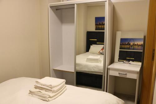 ein kleines Zimmer mit einem Spiegel und einem Bett und einem Bett sidx sidx sidx sidx in der Unterkunft The Most Hotel in Istanbul