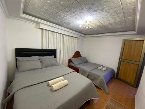 um quarto com 2 camas individuais e uma saia-cama em Apartaestudio la vaca em La Trinidad