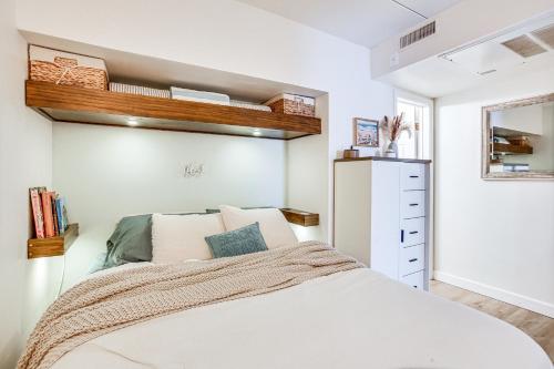 1 dormitorio con cama y estante en la pared en North Wildwood Condo with Shared Pool, Walk to Beach, en North Wildwood