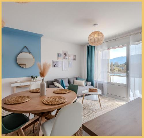 un salon avec une table, des chaises et un canapé dans l'établissement Appart T2 I Elegant I St Julien, à Saint-Julien-en-Genevois