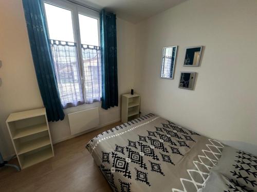 - une chambre avec un lit et 2 fenêtres dans l'établissement La Recouvrance-centre ville-wifi, à Niort
