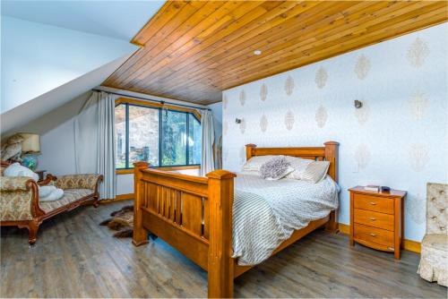 ein Schlafzimmer mit einem Bett und einer Holzdecke in der Unterkunft Mt Hutts Closest Accom in Mount Hutt