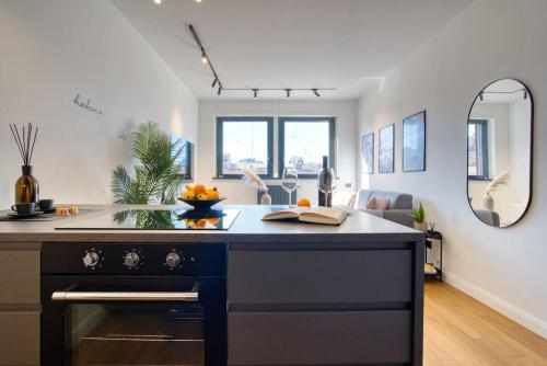 uma cozinha com uma bancada e um fogão forno superior em Canal Couture: Navigli Luxury Retreat em Milão