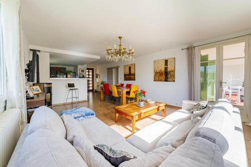 uma sala de estar com um sofá branco e uma mesa em Spacious nest in the heart of Flassans-sur-Issole em Flassans-sur-Issole