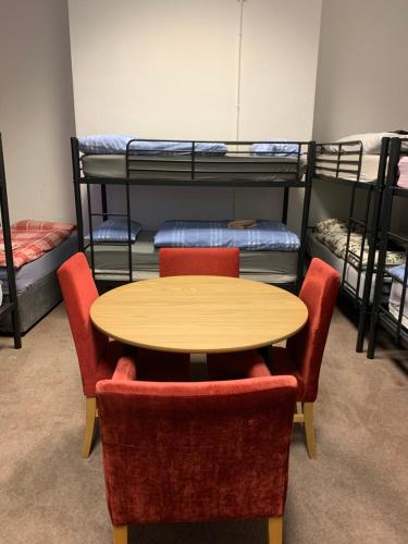 - une table et des chaises dans un dortoir avec des lits superposés dans l'établissement Tara Suite Private Room, à Dublin