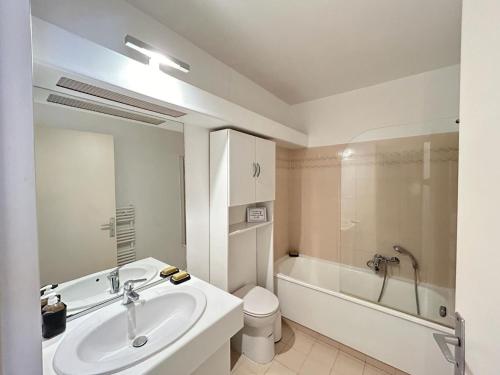 une salle de bain avec un lavabo, une baignoire et des toilettes dans l'établissement 3 PIECES EN DUPLEX - calme proche Croisette A2B234, à Cannes