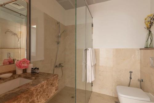 W łazience znajduje się prysznic, toaleta i umywalka. w obiekcie Frank Porter - Al Murad Tower w Dubaju