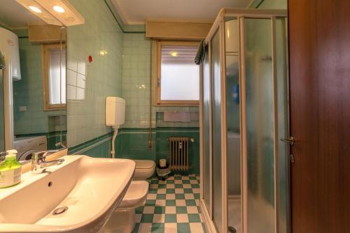 e bagno con lavandino, servizi igienici e doccia. di Very nice Apartment Padova Centre a Padova
