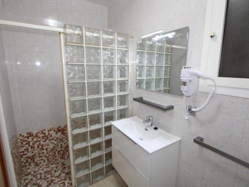 Koupelna v ubytování Casa cerca del mar con piscina privada, wifi, aire opcional, mascotas bienvenidas, playa para perros. - ES-184-55