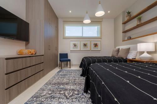 Luxurious New 3BR Condo with Ocean and Arch Viewsにあるベッド