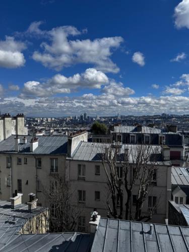 - une vue sur la ville depuis le toit d'un bâtiment dans l'établissement Spacieux appartement à 50m du Sacre Coeur - Magnifique Vue, à Paris