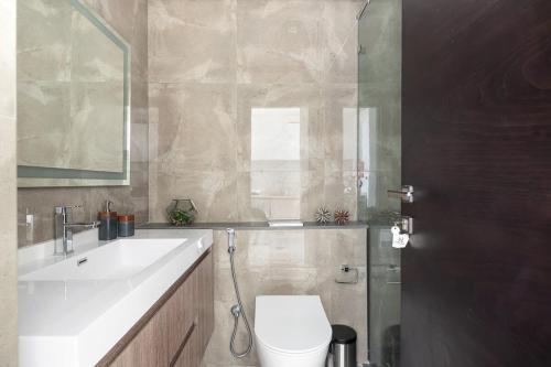 y baño con aseo, lavabo y espejo. en Frank Porter - Majestique Residence 2, en Dubái