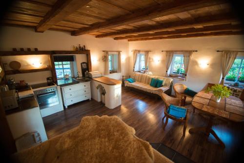 eine große Küche und ein Wohnzimmer mit einem Sofa und einem Tisch in der Unterkunft Chalupa Dlouhý Důl 19 in Krásná Lípa