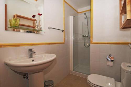 Un baño con lavabo, ducha e inodoro. en Penthouse with a view, en Mijas Costa