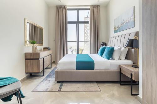 sypialnia z dużym łóżkiem i oknem w obiekcie Frank Porter - Majestique Residence 2 w Dubaju