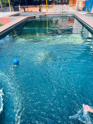 una piscina con una bola azul en el agua en HOTEL CUATRO CAMINOS en Etzatlán